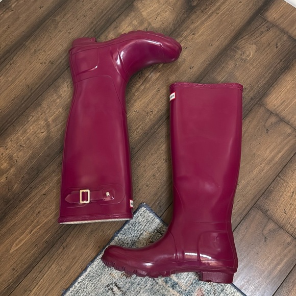 Hunter Shoes - Magenta Hunter tall rain boots size 8 women's